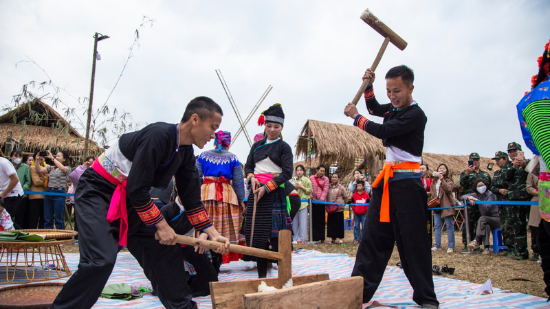 The culture of the Giay ethnic group - Experiencing the making of 'banh day' (1)